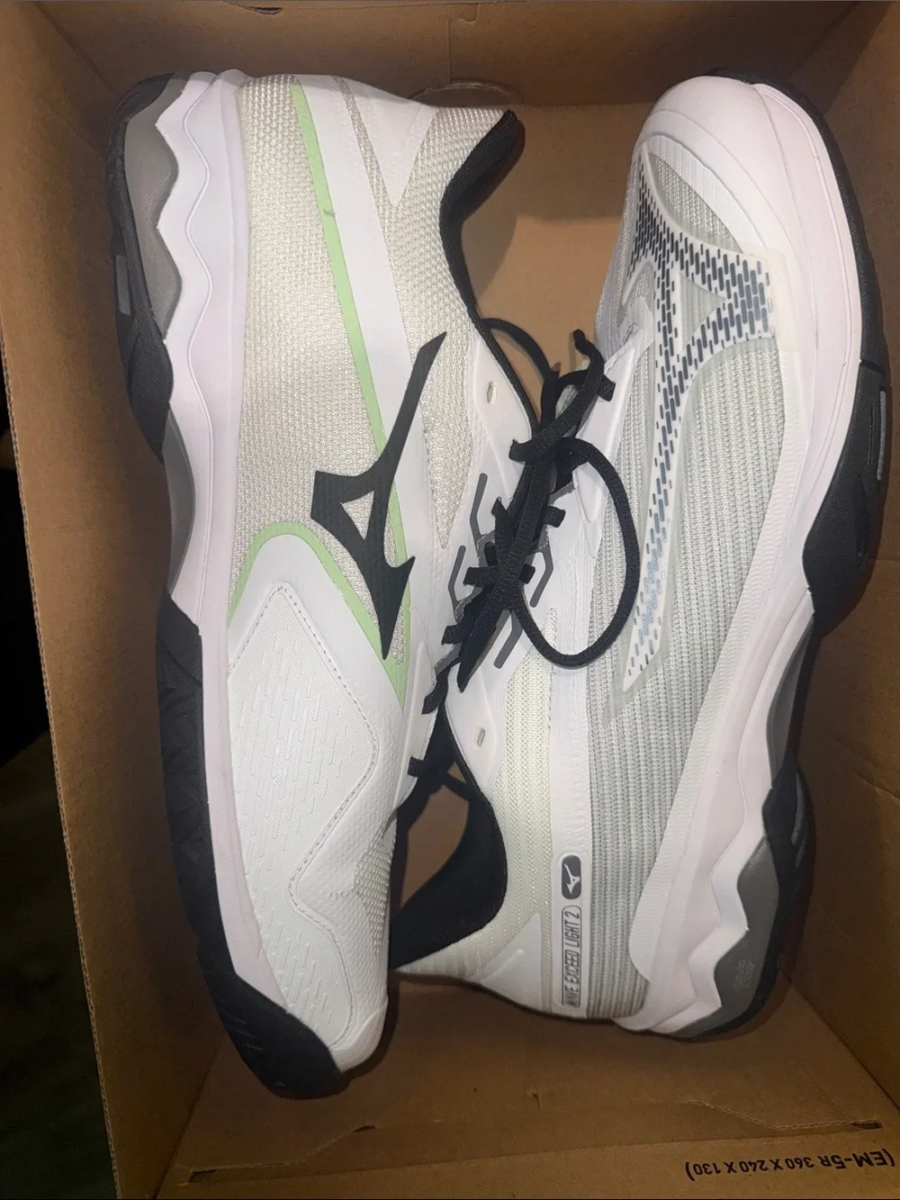Mizuno Wave Runner 28 Men’s White Athletic Sneakers with Light Green Accents